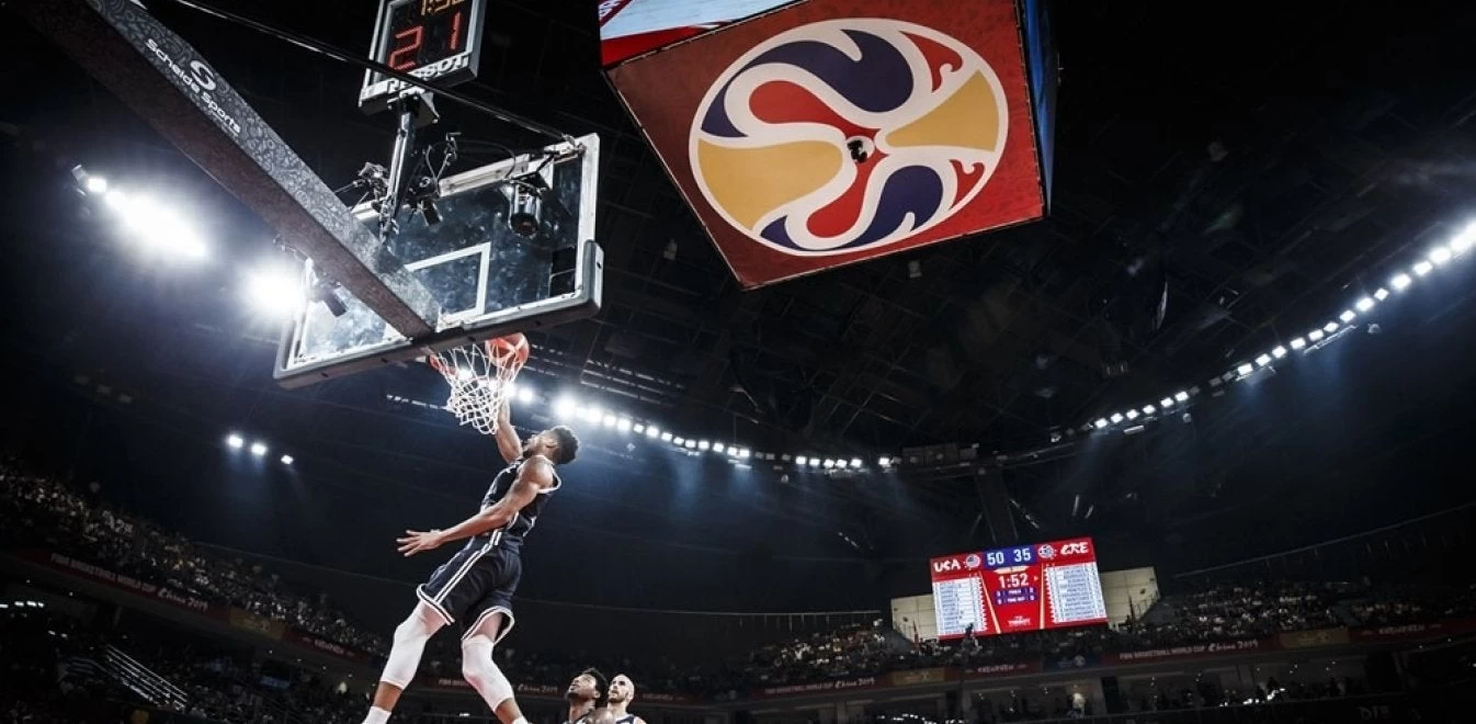 Μουντομπάσκετ: Οκτώ Αμερικανοί κόουτς έκαναν τηλεφωνική σύσκεψη για το πώς θα σταματήσουν τον Γιάννη